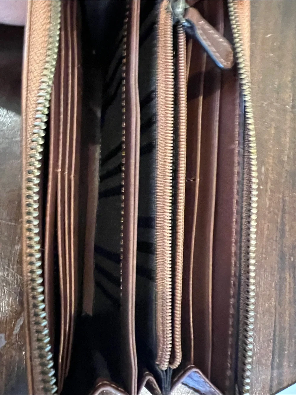 🤎 FRYE Brown Leather Zip Wallet –Distressed Leather – Multiple Card Slots-UNISEX